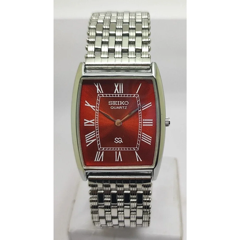 Vintage Style Seiko Quartz Mens Silver Watch & Red accents W/ Metal Strap